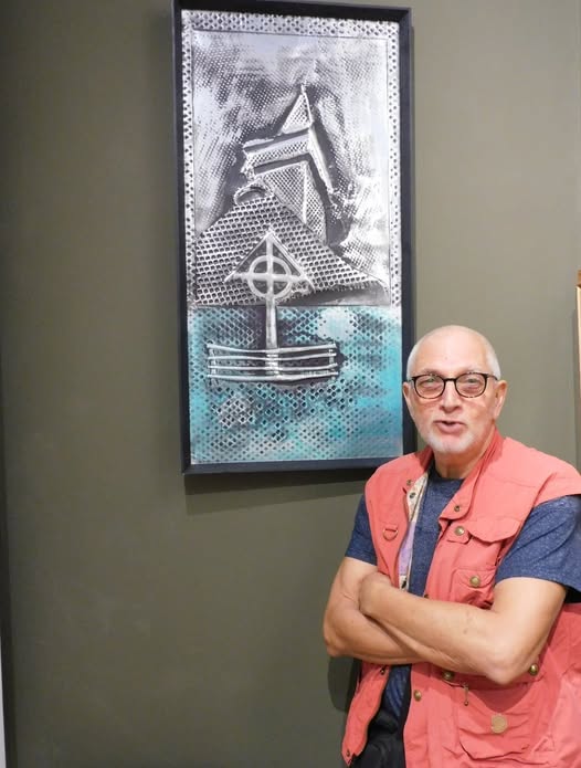 Catalin Salajan lângă o lucrare în aluminiu