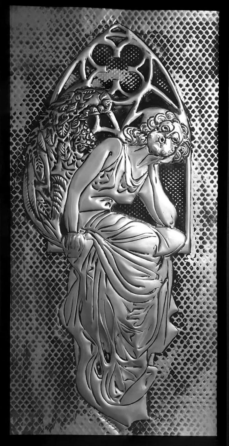 Figură feminină în relief